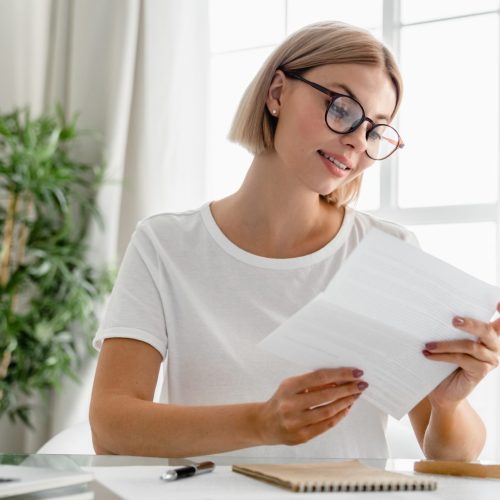 caucasian young woman working remotely reading of 2026 01 07 02 29 18 utc